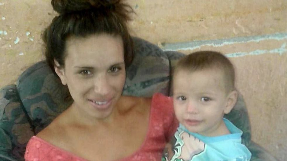 Karen Polanco junto a su pequeño hijo, Thiago en la casa familiar en Carlos Paz. (Foto: gentileza Melina Moreno).