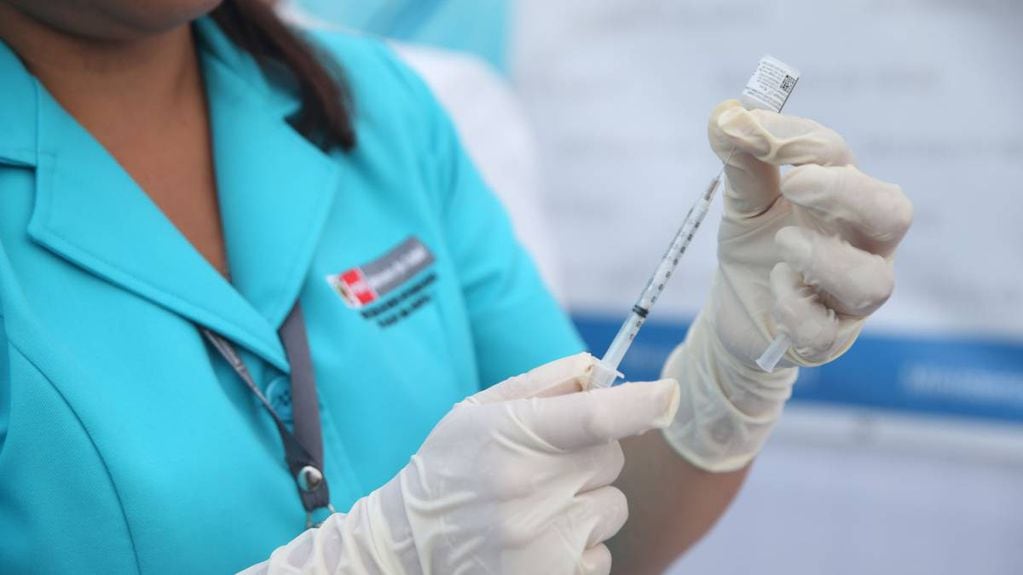 Casi 500 funcionarios se vacunaron en secreto en Perú.