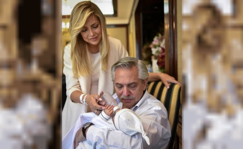 Alberto y Fabiola dándole la mamadera a Francisco. (Foto Agencia Noticias Argentinas)