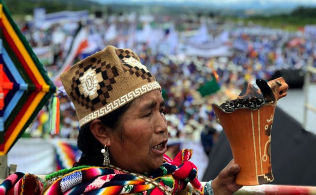 Una mujer indígena boliviana realiza un ritual durante el lanzamiento de la campaña del presidente Evo Morales para su reelección, en Chimore, departamento  Cochabamba, Bolivia. (Photo by Freddy ZARCO / Bolivian Presidency / AFP)