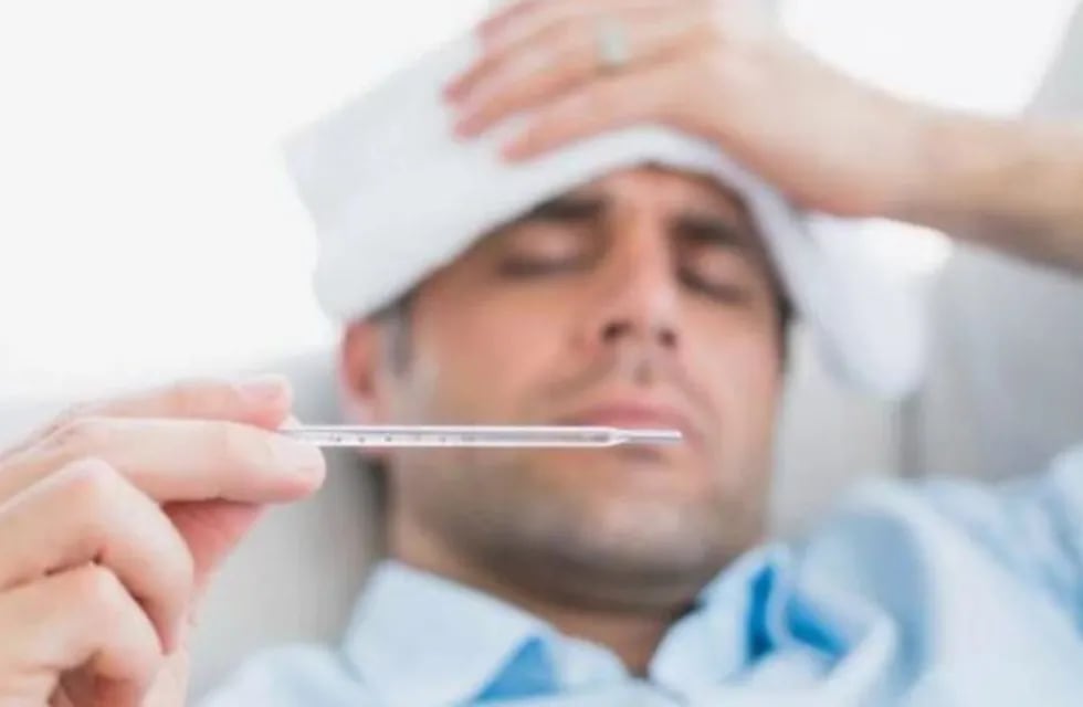 La fiebre es uno de los síntomas en común de ambas enfermedades.