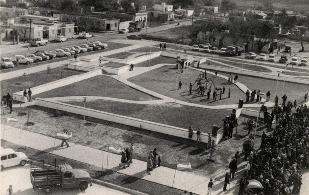 Plaza José Ignacio Urquía, inauguración en 1974 Arroyito