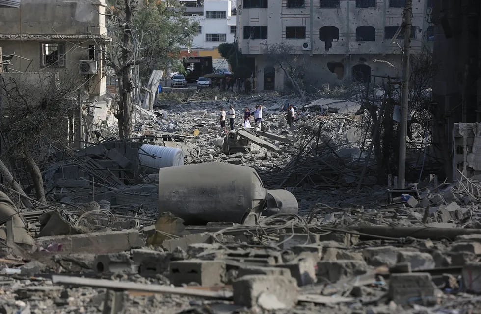 Una vista de los edificios destruidos y los escombros en el barrio de al-Rimal después de los ataques aéreos israelíes en la Franja de Gaza. (Reuters)