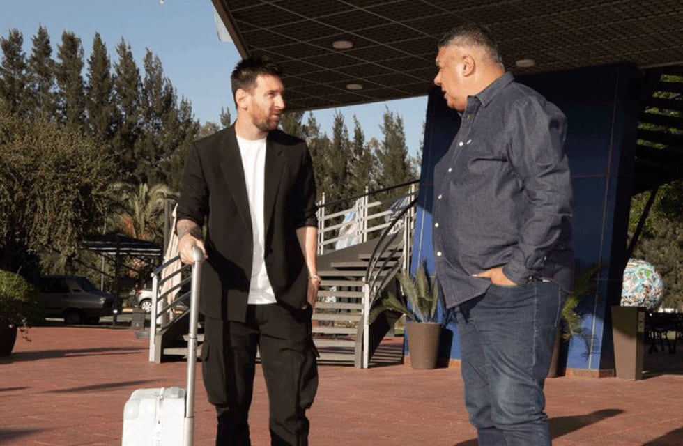Leo Messi dialoga con el presidente de la AFA en el predio de Ezeiza.
