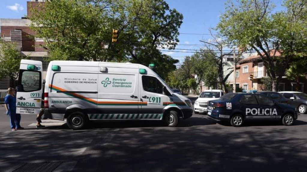 Ambulancia y policía de Mendoza.