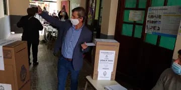 El intendente Mariano Campero emitió su voto.