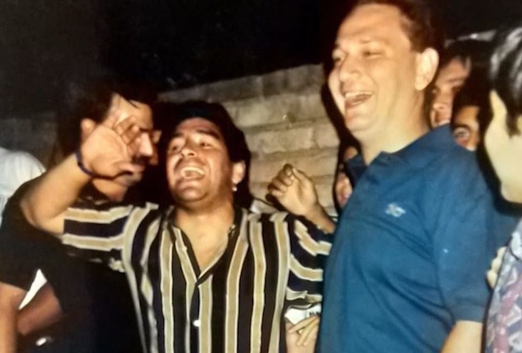 Diego Maradona fue a comer un asado con una familia en el Barrio Alimentación de Dorrego (hoy Las Cañas), escapando de la prensa