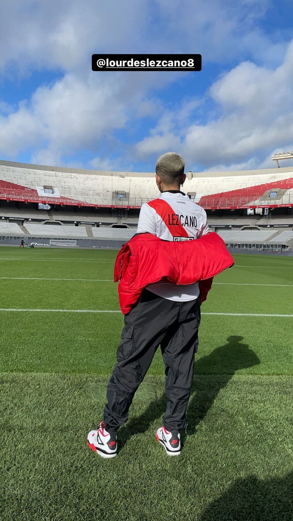 Cazzu con la camiseta de River en El Monumental.