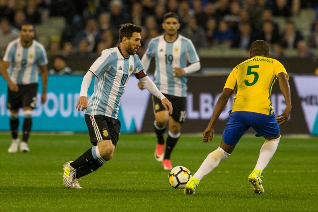 Lionel Messi encarando a Fernandinho en el amistoso entre Argentina y Brasil jugado en Melbourne en 2017.