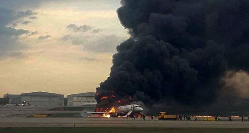 Incendio en un avión que aterrizó en Rusia.