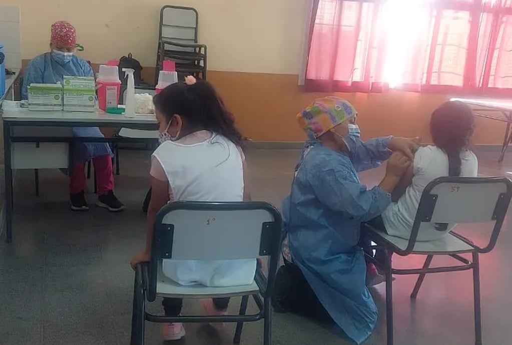 Equipos de inmunización trabajarán esta semana en escuelas de San Salvador de Jujuy, La Quiaca y Abra Pampa. Las autorizaciones para los menores son gestionadas previamente, se informó.