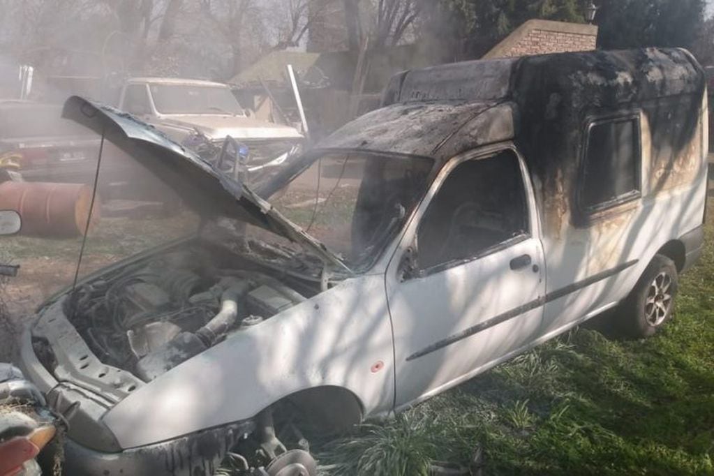 Insólito: prendió fuego su propio vehículo porque se lo llevaron al corralón (SL24)