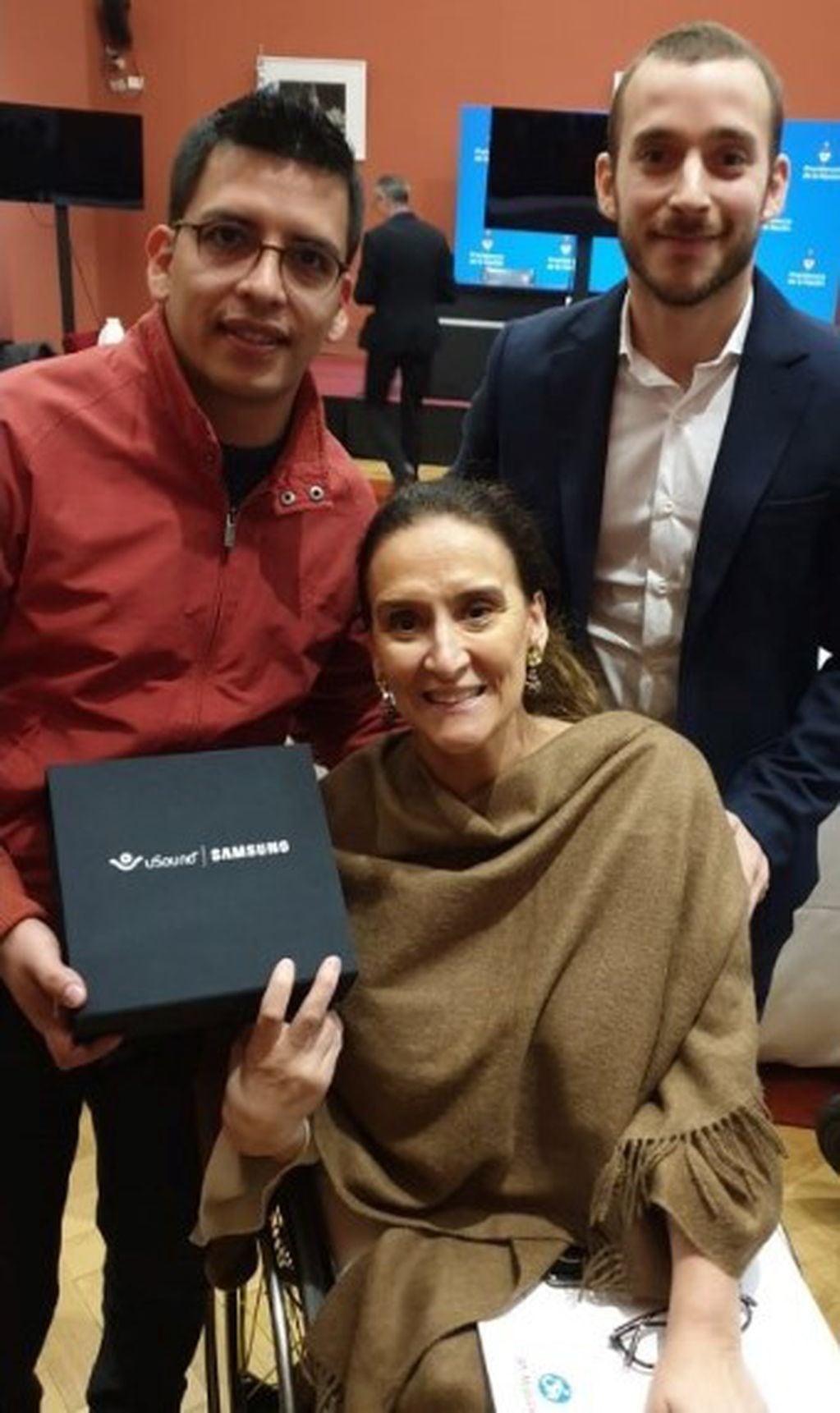 La vicepresidente Gabriela Michetti recibió un kit de auriculares de uSound, de manos de Ezequiel Escobar.