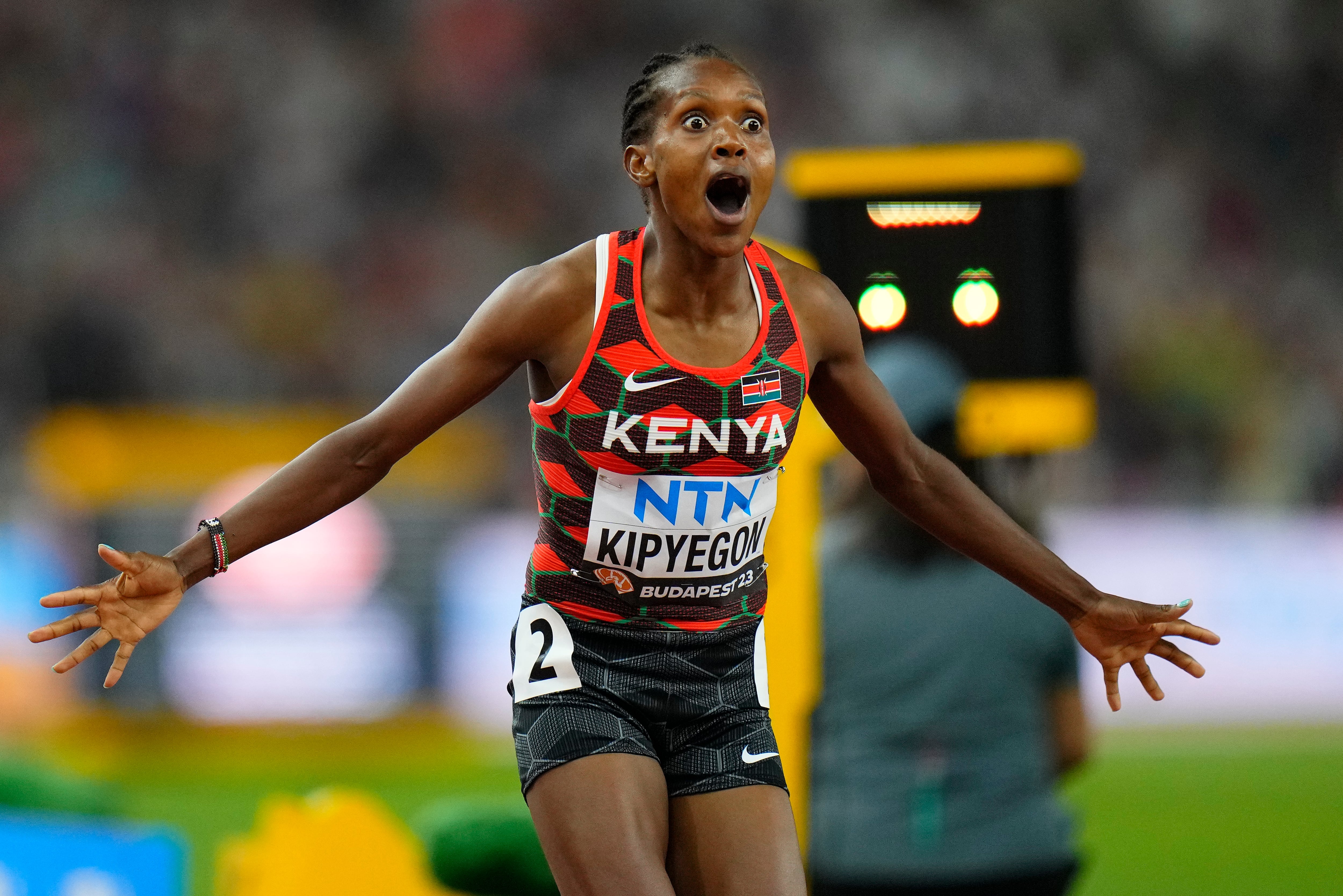 La keniana Faith Kipyegon celebra tras ganar la medalla de oro de los 1.500 metros femeninos en el Mundial de atletismo, el martes 22 de agosto de 2023. (AP Foto/Petr David Josek)