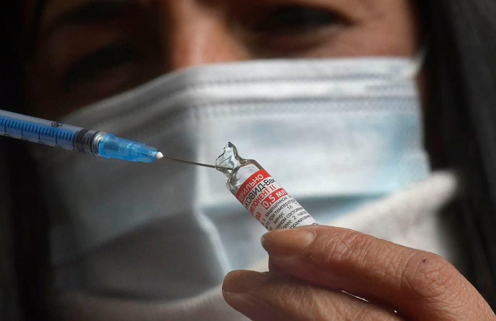 Vacuna con segunda dosis de la vacuna Sputnik V. (Foto: Orlando Pelichotti  / Los Andes)