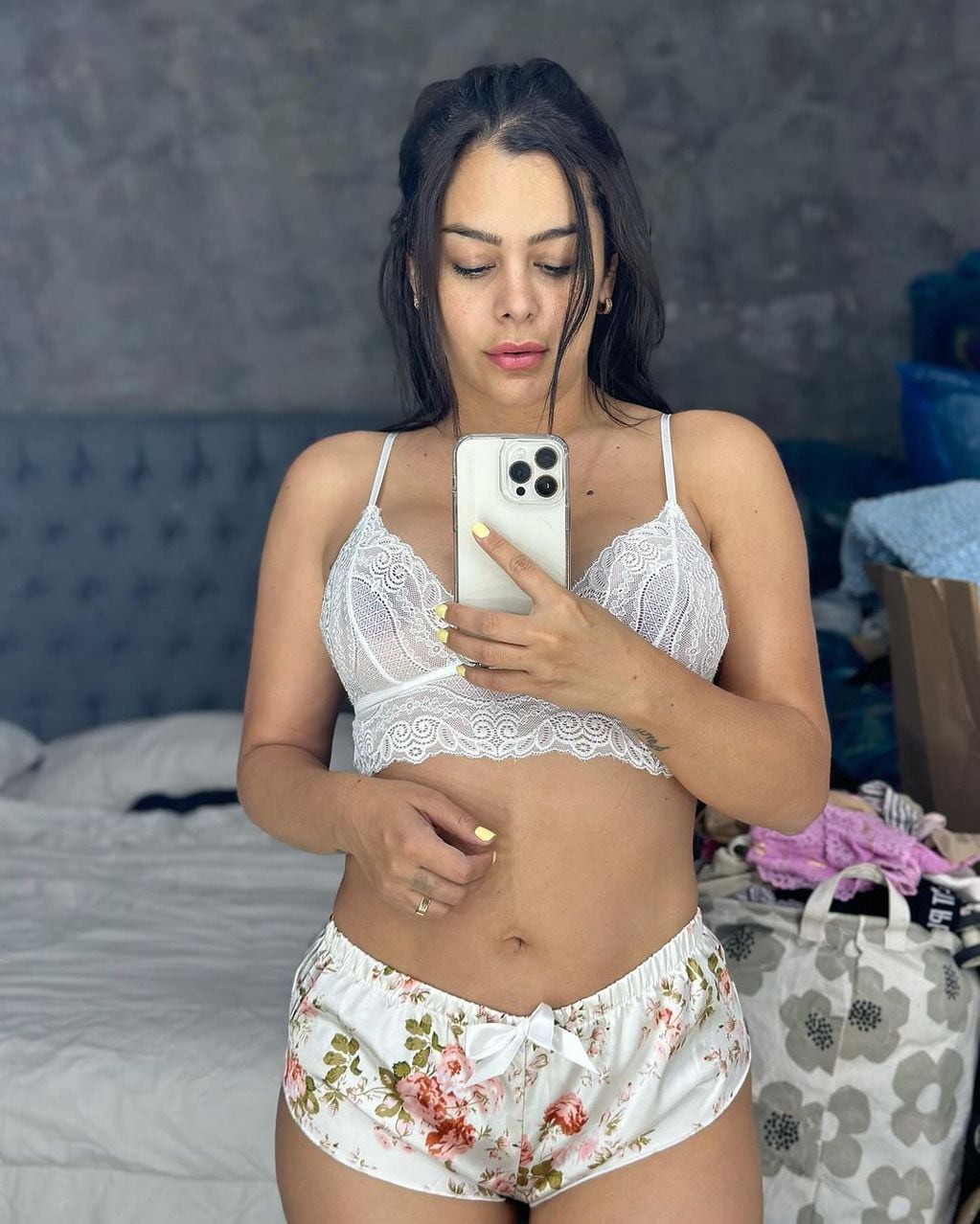 Antes de ir a dormir, Larissa Riquelme pasó por Instagram y compartió unas fotos en ropa interior.