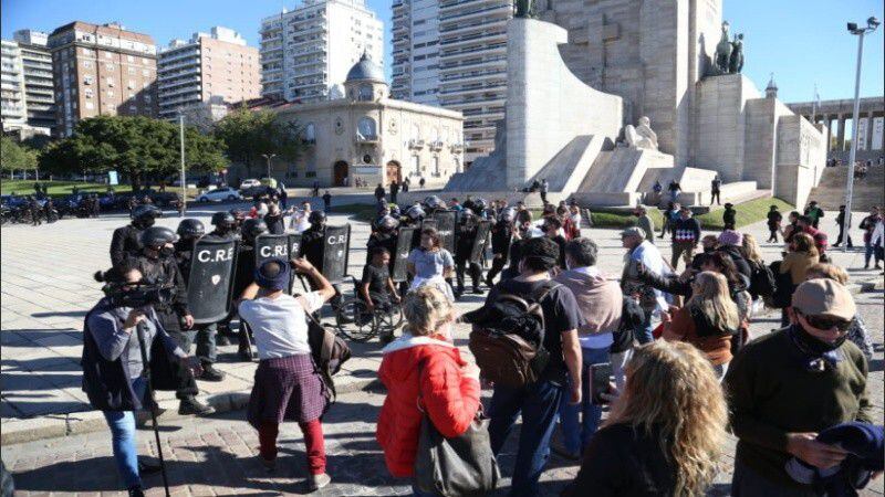 Una agrupación negacionista del coronavirus se enfrentó a la Policía de Rosario en el Monumento a la Bandera. Gentileza rosario3.
