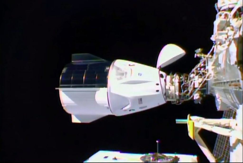 En su primera misión operativa y con cuatro tripulantes, la nave Crew Dragon de SpaceX se acopló exitosamente a la Estación Espacial. Tras el período que pasen los astronautas en el laboratorio orbital, los traerá de vuelta a la Tierra.