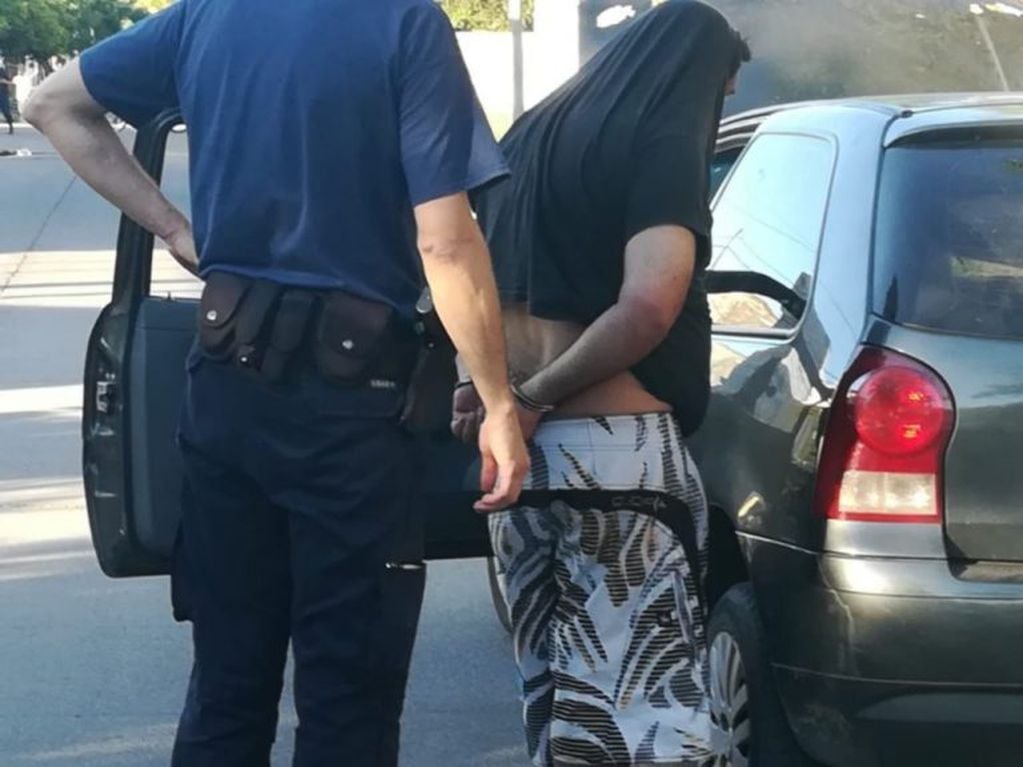 Demoraron a cuatro hombres que iban en el Volkswagen Gol. Fotos: Policía de la Provincia de San Luis.