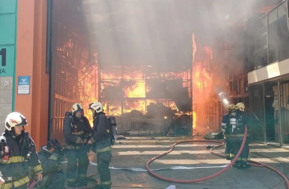 Un incendio en un depósito de la zona del Abasto, a 200 metros del Shopping.