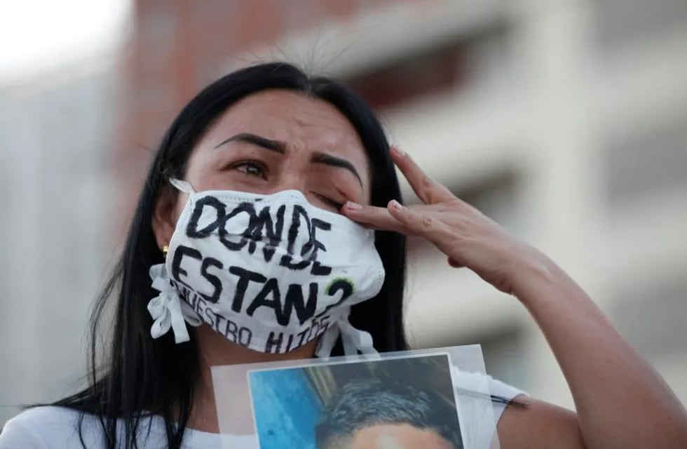 MEX918. GUADALAJARA (MÉXICO), 09/05/2020.- Una mujer llora este sábado durante una manifestación de colectivos de madres de personas desaparecidas por el accionar de grupos violentos, en la ciudad de Guadalajara, estado de Jalisco (México). Decenas de madres de personas desaparecidas en México se manifestaron este sábado en la ciudad de Guadalajara, a pesar de la pandemia de COVID-19, para exigir la búsqueda de sus hijos en la víspera del Día de las Madres que se festejará este domingo en el país. EFE/Francisco Guasco