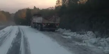 Volcó un camión sobre la Ruta Nacional N°12 y perdió casi toda su carga. Policía de Misiones