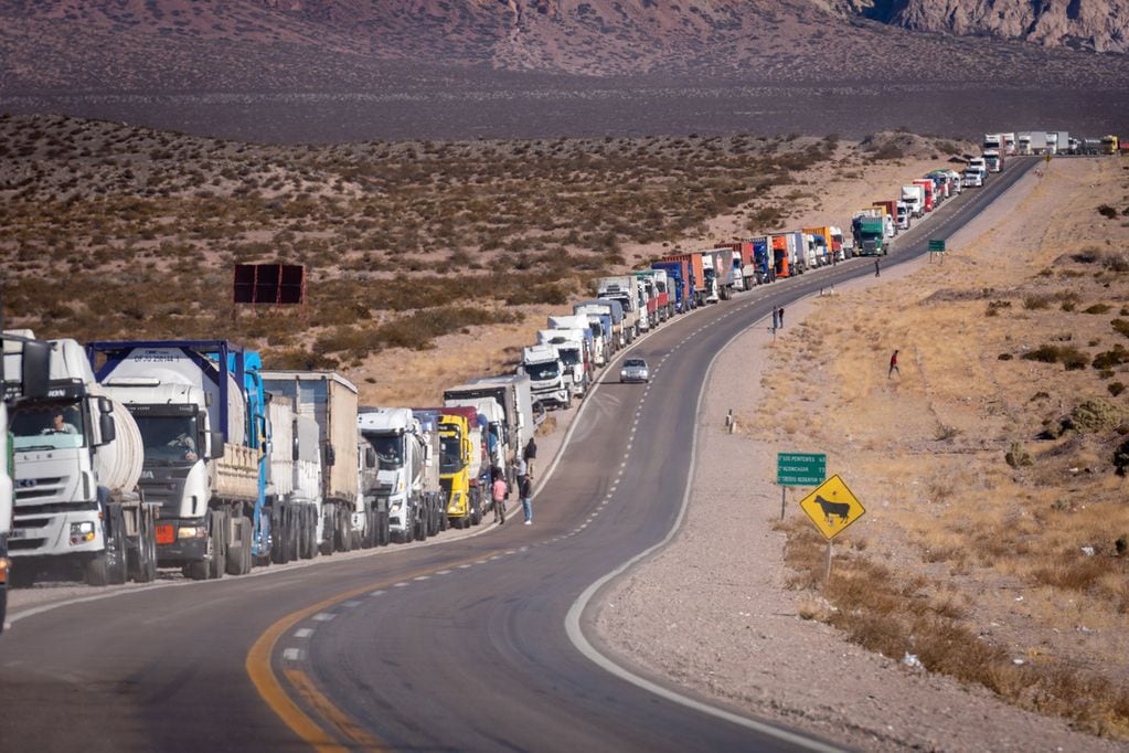Uspallata, Mendoza
Camiones esperan para hacer aduana en Uspallata.
Foto: Ignacio Blanco / Los Andes 