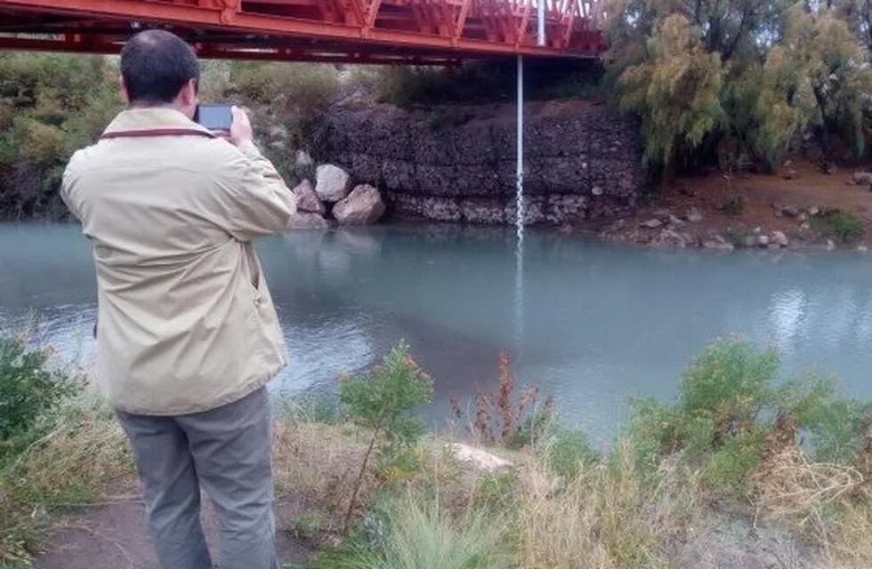Funcionarios de Mendoza y La Pampa recorrió el Río Atuel duantes el martes y este miércoles.