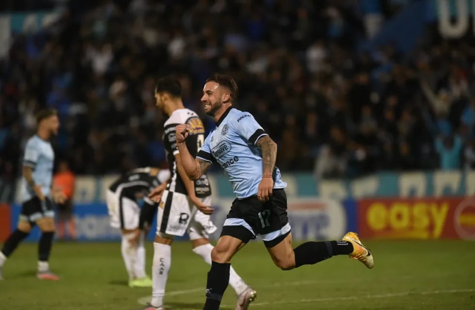 El Turco Hesar desata el festejo en Belgrano, para lo que sería otra sufrida victoria en Alberdi (Facundo Luque / La Voz).