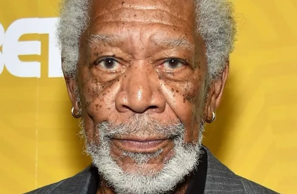 Este es el impactante secreto detrás de los aretes dorados de Morgan Freeman.