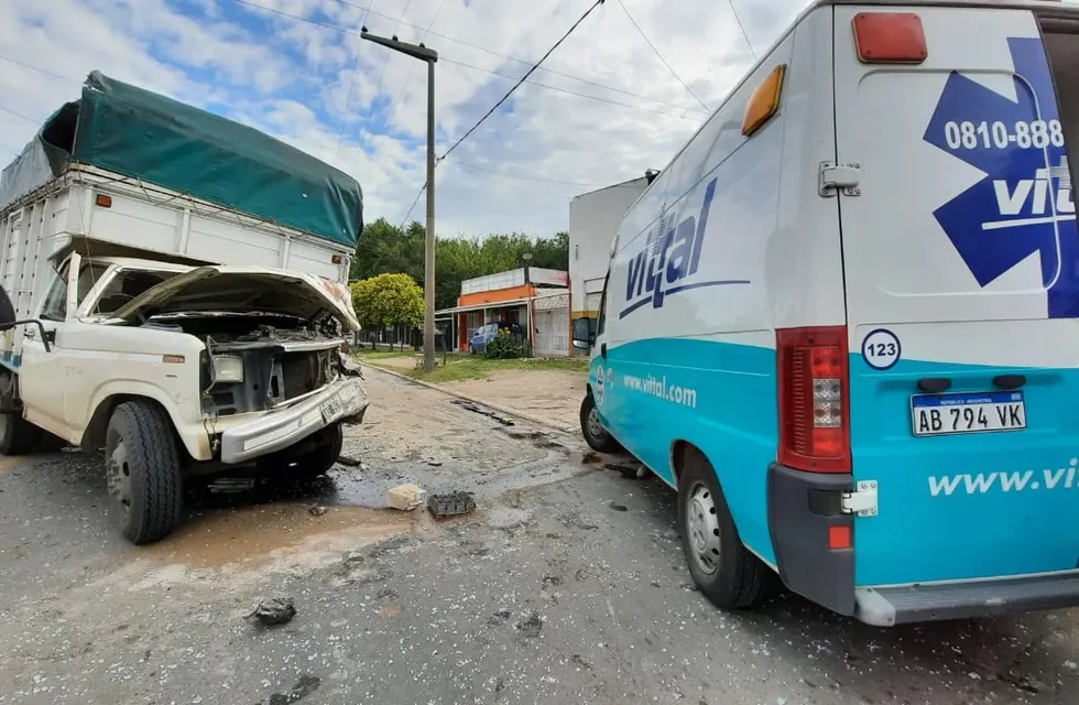 La furgoneta terminó impactando con una camioneta (Multimedios SRT)