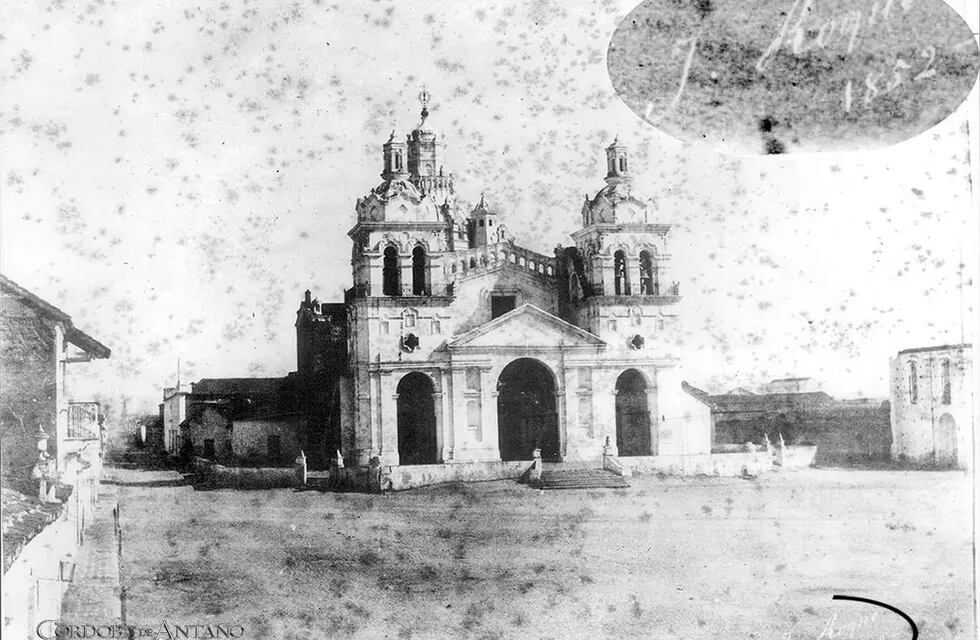 Primera fotografía de la Catedral de Córdoba del año 1852, tomada por Juan Roqué y perteneciente al archivo fotográfico de Juan Secco.