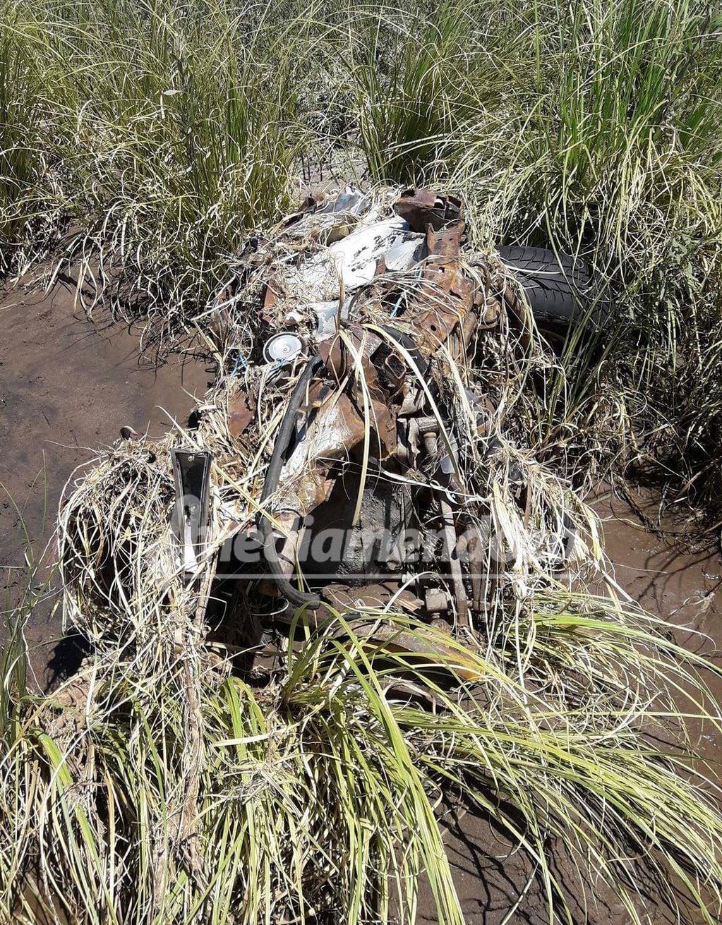 El agua arrastró un automóvil estacionado cerca del dique Galileo Vitale y lo encontraron a kilómetros y destruido. Foto Media Mendoza