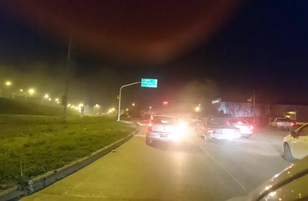 La colisión tuvo un resultado fatal sobre la autopista urbana. (@lacapital)