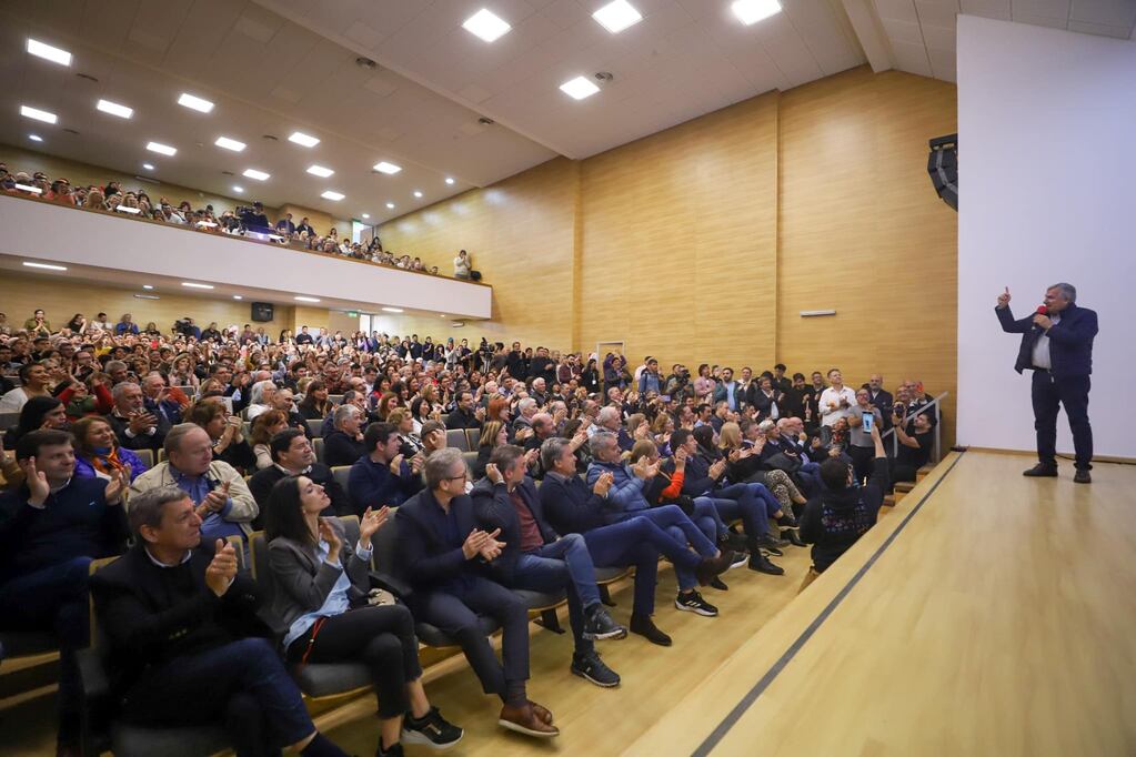 Referentes de la Fundación Alem, dirigentes y militantes de distintas partes del país colmaron el auditorio donde se desarrolló el Congreso Programático de la UCR, en Córdoba.