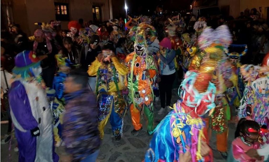 Comparsa "La Juventud Alegre", llevando el colorido y la algarabía del carnaval quebradeño, por las calles de Humahuaca.