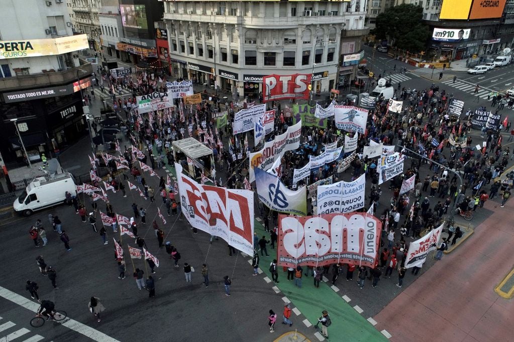 Organizaciones sociales de izquierda cortan el Obelisco porteño y marchan hacia el Ministerio de Trabajo. (Clarín)