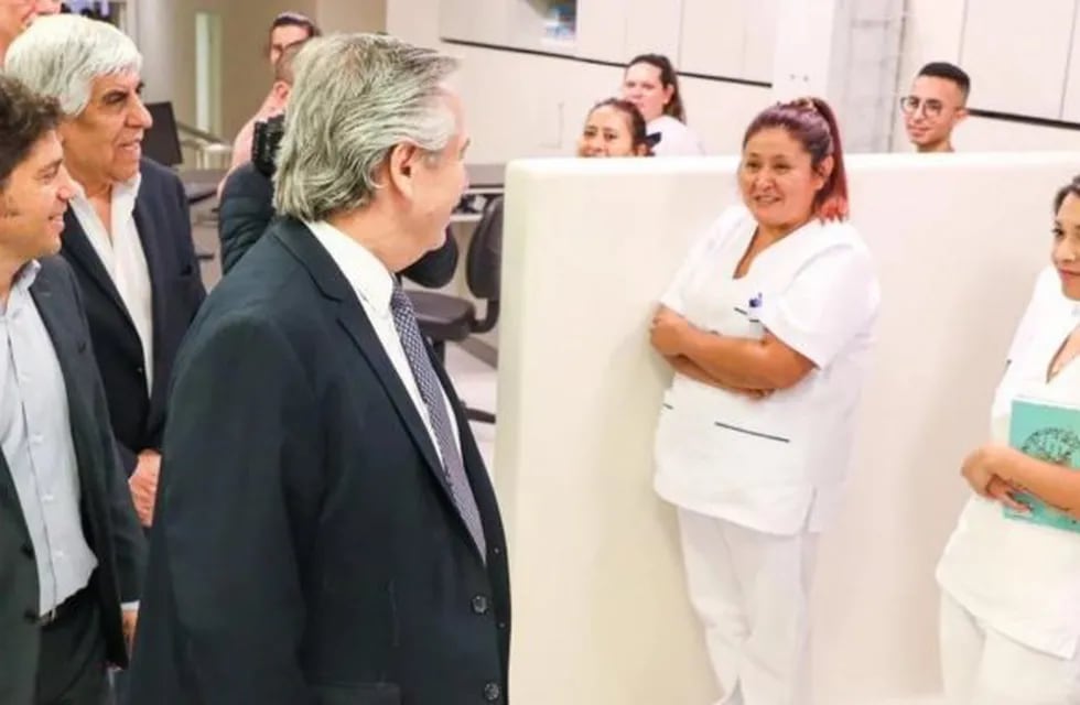 Alberto Fernández en su visita al sanatorio Antártida