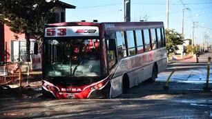 Colectivo hundido en la calle