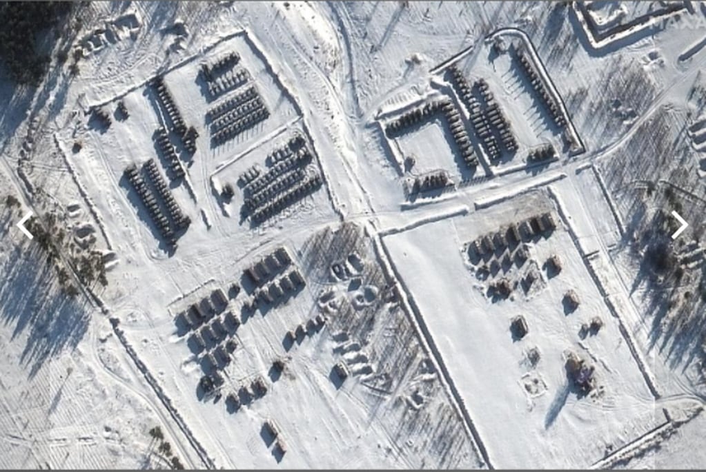 Vehículos blindados de transporte de personal militar ruso en las instalaciones de almacenamiento de Klimovo, Rusia.