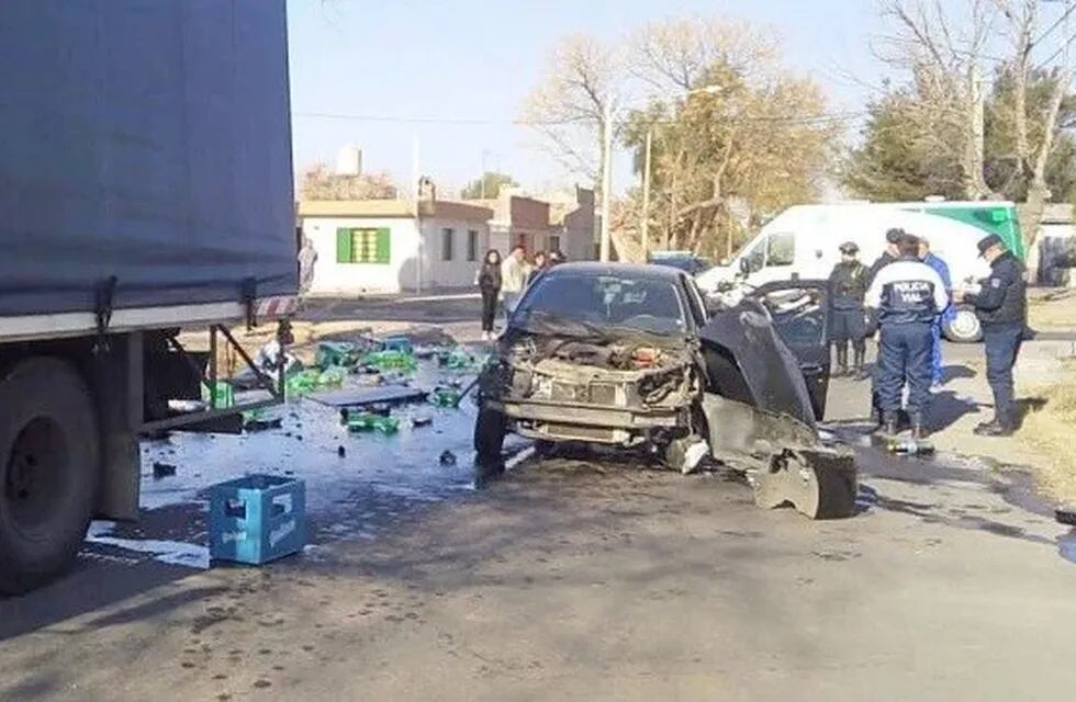 Un automóvil impactó a un camión que transportaba gaseosa y cervezas.