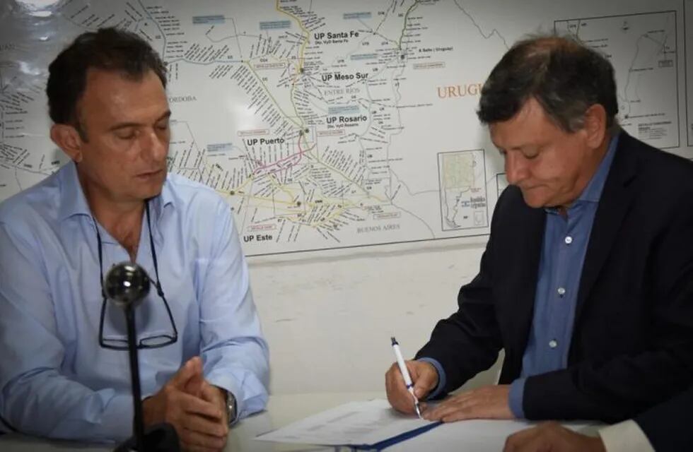 Domingo Peppo junto al presidente de Trenes de Cargas Argentinos en la firma del convenio.