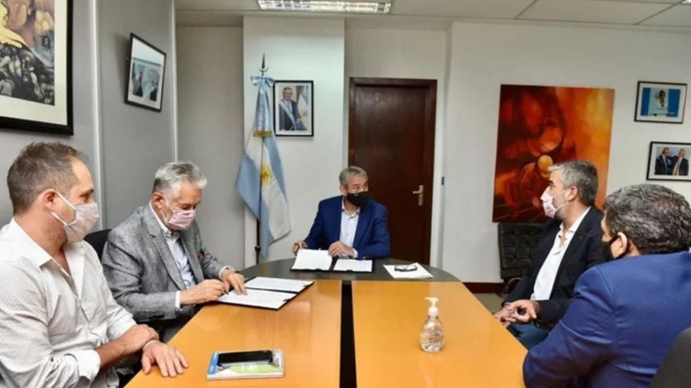 El gobernador Rodríguez Saá y el ministro de Desarrollo Teritorial de la Nación,  Ferraresi cuando suscribieron el convenio en marzo.