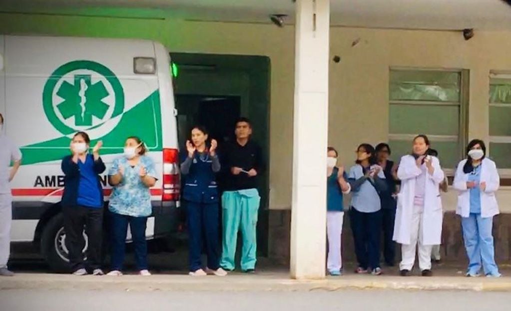 Trabajadores de la salud del hospital "Pablo Soria" aplaudieron el paso de la caravana.