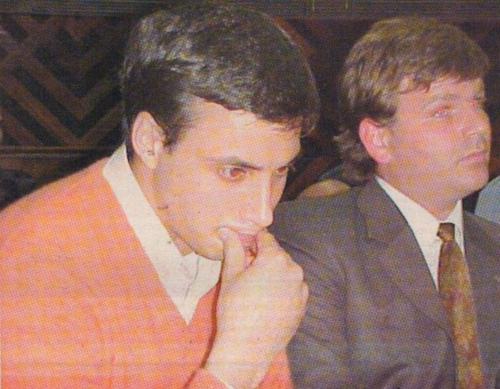 Ontiveros (izq.), junto a su abogado, en el juicio oral por el asesinato de Fabio Bea en octubre del 2004. Foto: El Diario de la República.