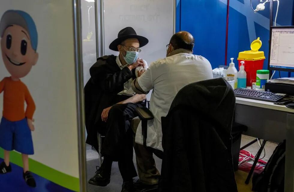 CAMPAÑA. Israel ya vacunó más de dos millones de personas. Incluso también a integrantes de grupos ortodoxos. (AP)