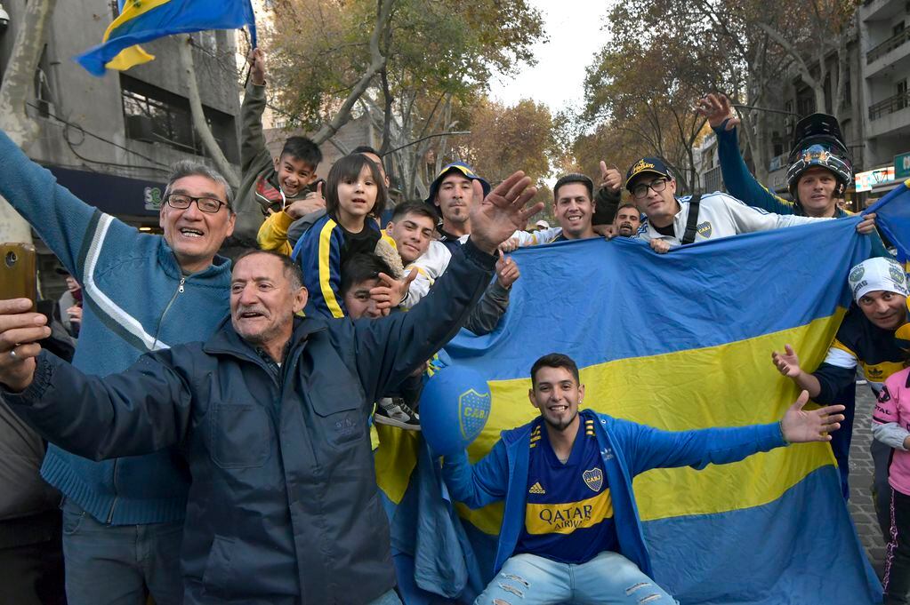 Festejos de hinchas del Club Atlético Boca Juniors , en el Kilómetro  cero de Mendoza. Orlando Pelichotti / Los Andes