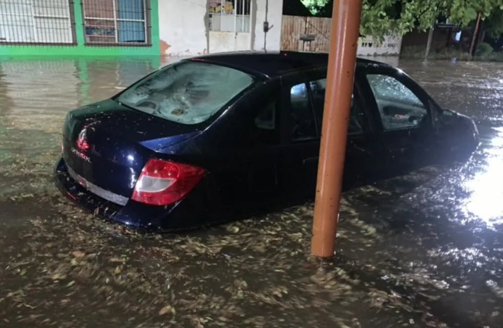 Muchos vecinos de General Pico perdieron sus autos por las intensas lluvias.