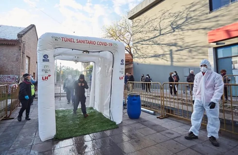 La Municipalidad de Las Heras instaló el túnel sanitario #Covid19 en la puerta de los bancos Supervielle y Nación, frente a la plaza Marcos Burgos.