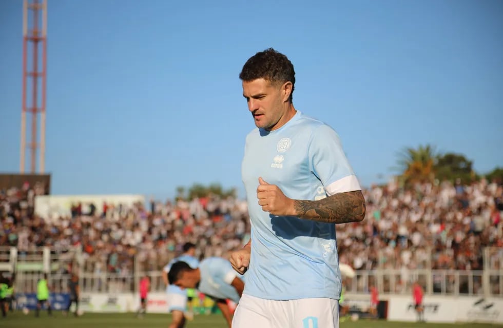 El goleador Pablo Vegetti tuvo una mala tarde en Chaco, como todo Belgrano. (Prensa Belgrano).